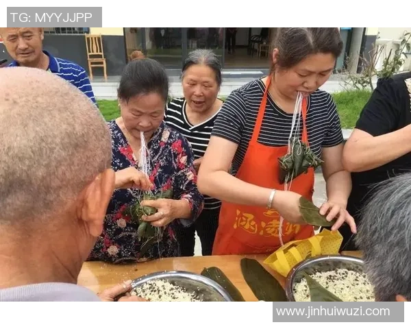 足球明星亲手包粽子温馨瞬间展现传统文化与体育精神的完美结合 足球明星亲手包粽子温馨瞬间展现传统文化与体育精神的完美结合