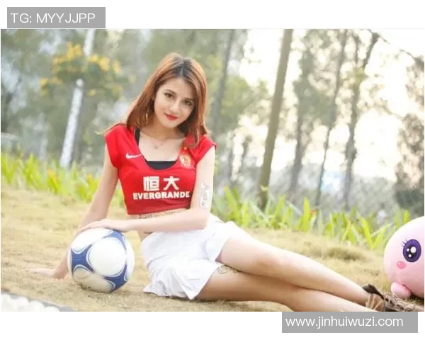 足球明星与女孩的梦幻睡衣时尚搭配展现青春活力与运动魅力 足球明星与女孩的梦幻睡衣时尚搭配展现青春活力与运动魅力