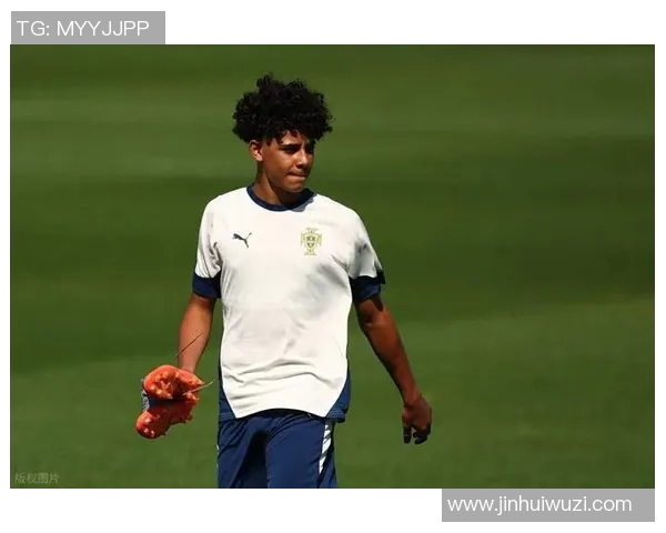 足球明星社交媒体关注名单揭秘引发球迷热议与讨论 足球明星社交媒体关注名单揭秘引发球迷热议与讨论